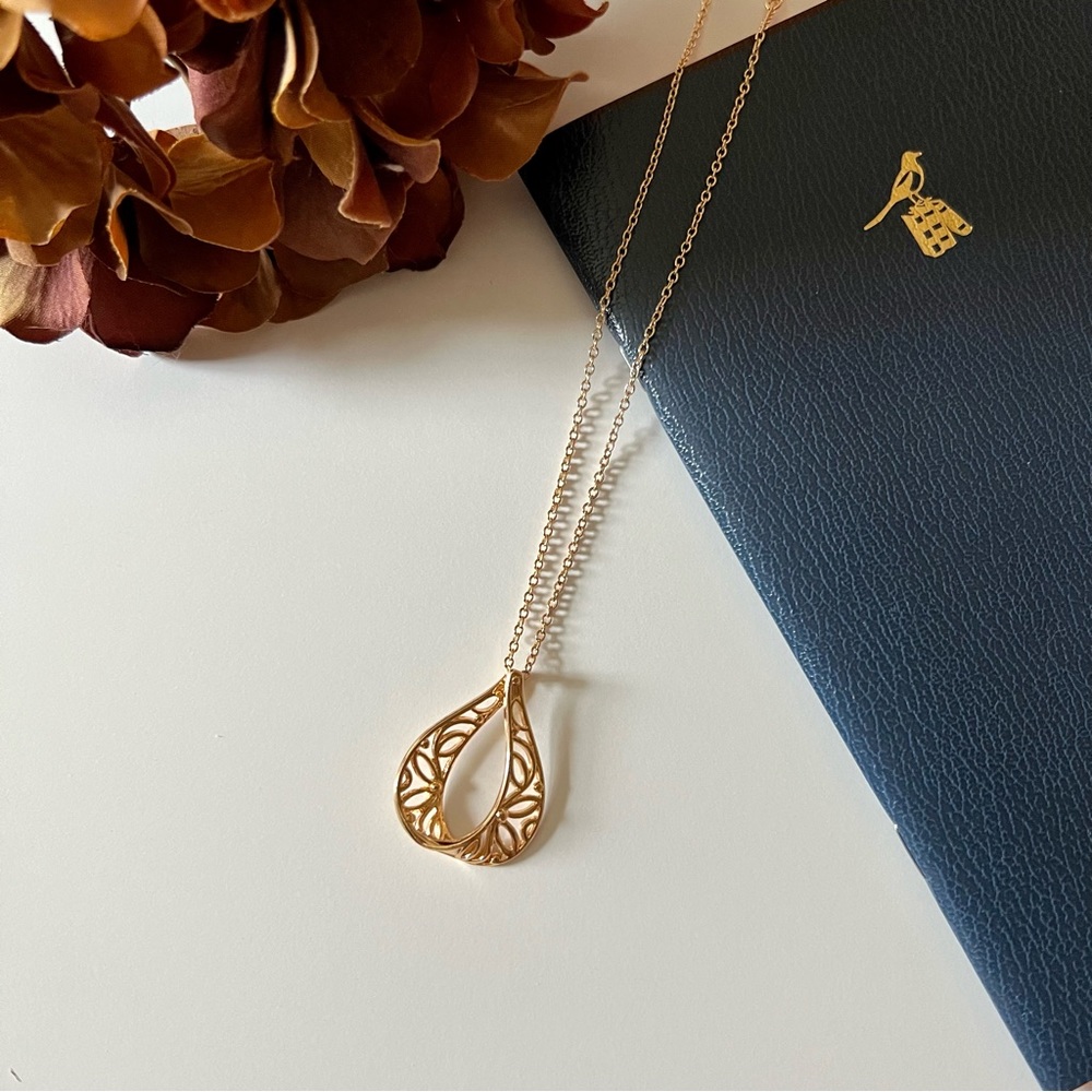 Gold Pendant Necklace